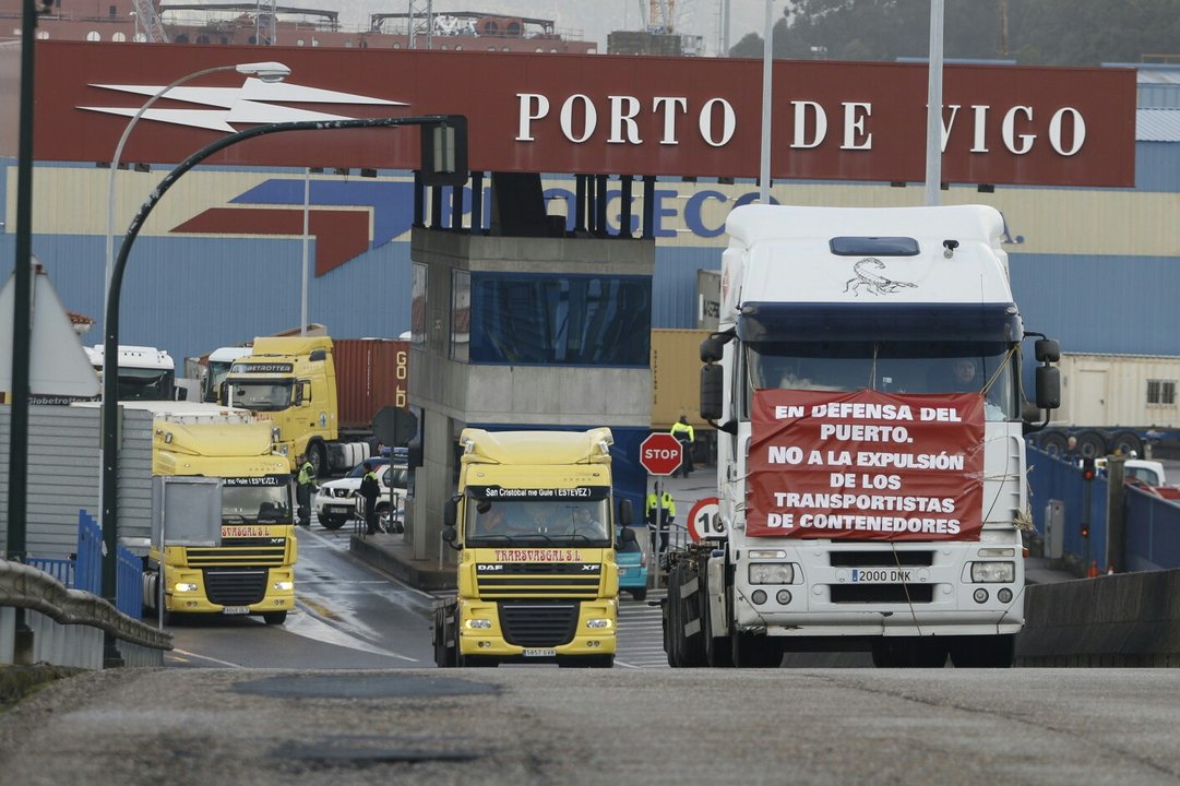 Un centenar de camiones recorren Vigo en defensa de la intermodalidad del Puerto de la ciudad // JV Landín