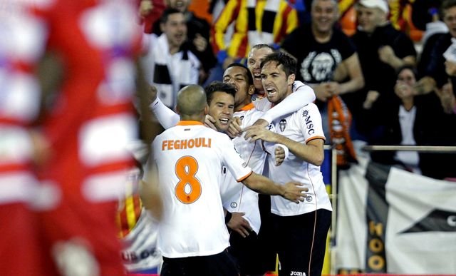 Los jugadores del Valencia celebran el tanto definitivo.