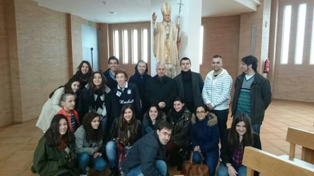 Los primeros en apuntarse al peregrinaje a Roma con el obispo Luis Quinteiro Fiuza y los organizadores, Alberto Montes y la hermana Mª Luisa Cantero en la iglesia de Juan Pablo II, en Navia.