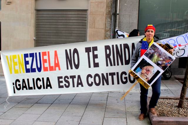 Ysabel Cristina Reno acampa desde ayer en las puertas del consulado de Venezuela.