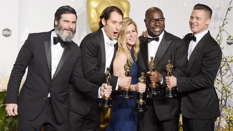 Anthony Katagas, Jeremy Kleiner, Dede Gardner, director británico Steve McQueen y productor de EE.UU. Brad Pitt celebran sus premios Oscar