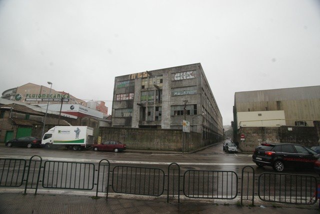 La antigua fábrica de La Artística, muy deteriorada, está ubicada entre las calles Coruña y Beiramar.