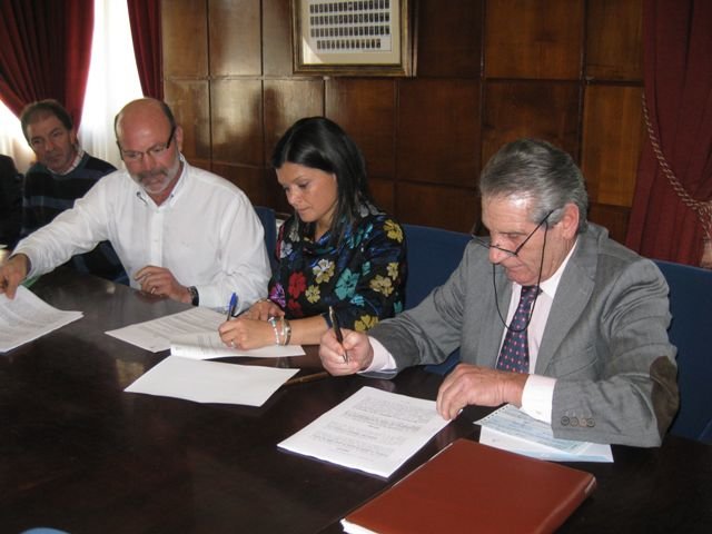 Camilo Grandal (comuneros), Nidia Arévalo (alcaldesa) y Salvador González (empresario).