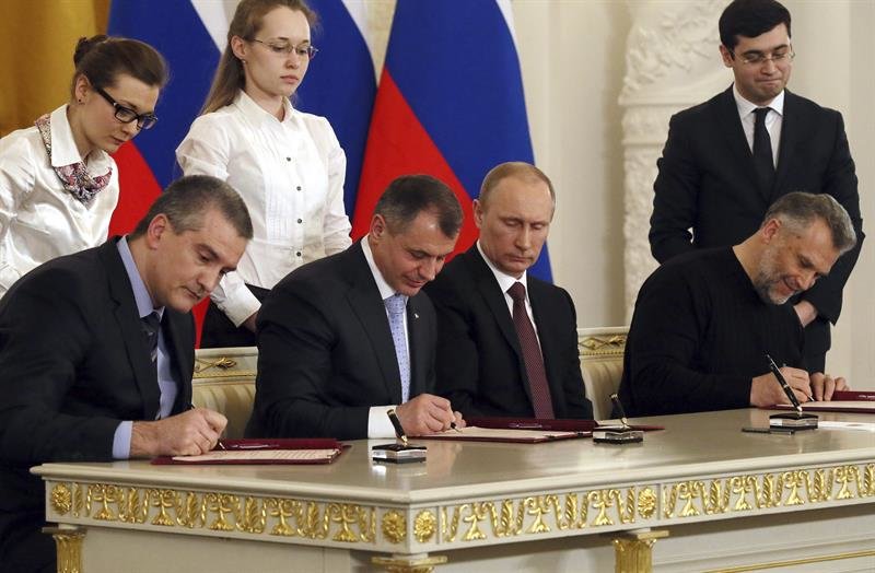 Vladimir Putin y los líderes crimeos asisten a la firma