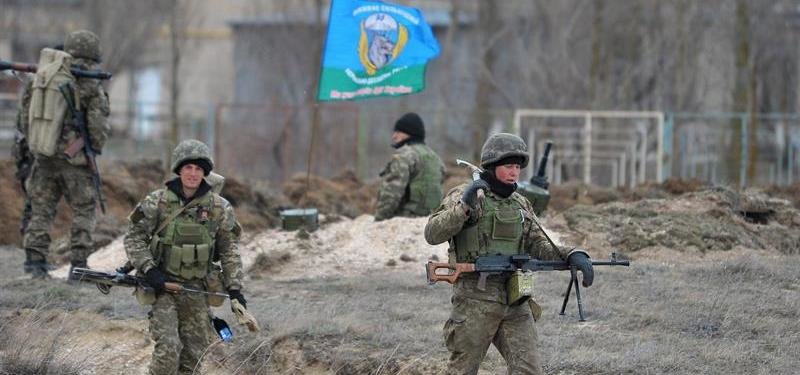  Soldados ucranianos vigilan en un retén