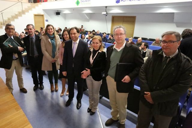 Alcalde, concejala, organizadores y ponentes en la foto de familia de la Jornada.
