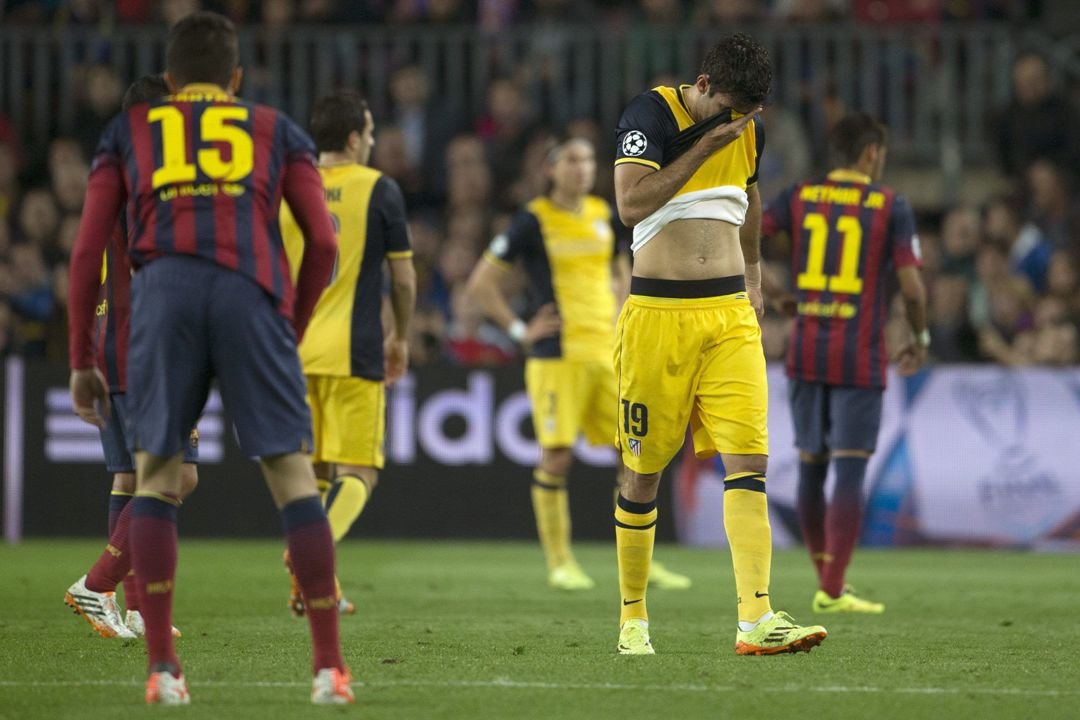 Diego Costa se retira lesionado del partido contra el Barcelona.