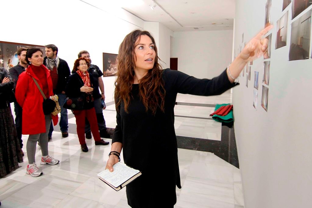 Eva Díez dirigió ayer la última visita guiada a su exposición.