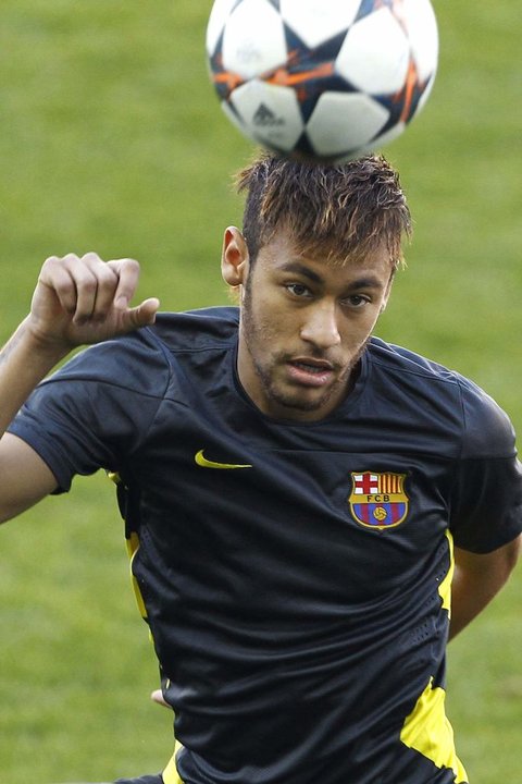 Neymar, en el entrenamiento del Barça ayer en el Vicente Calderón.