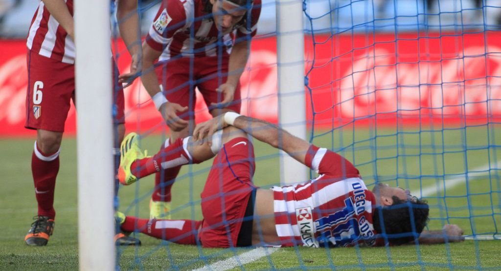 Diego Costa dio el susto al chocar con el poste en el 0-2