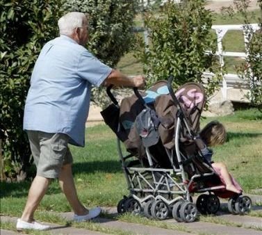 El cuidado de los nietos puede generar una sobrecarga de actividad en los abuelos