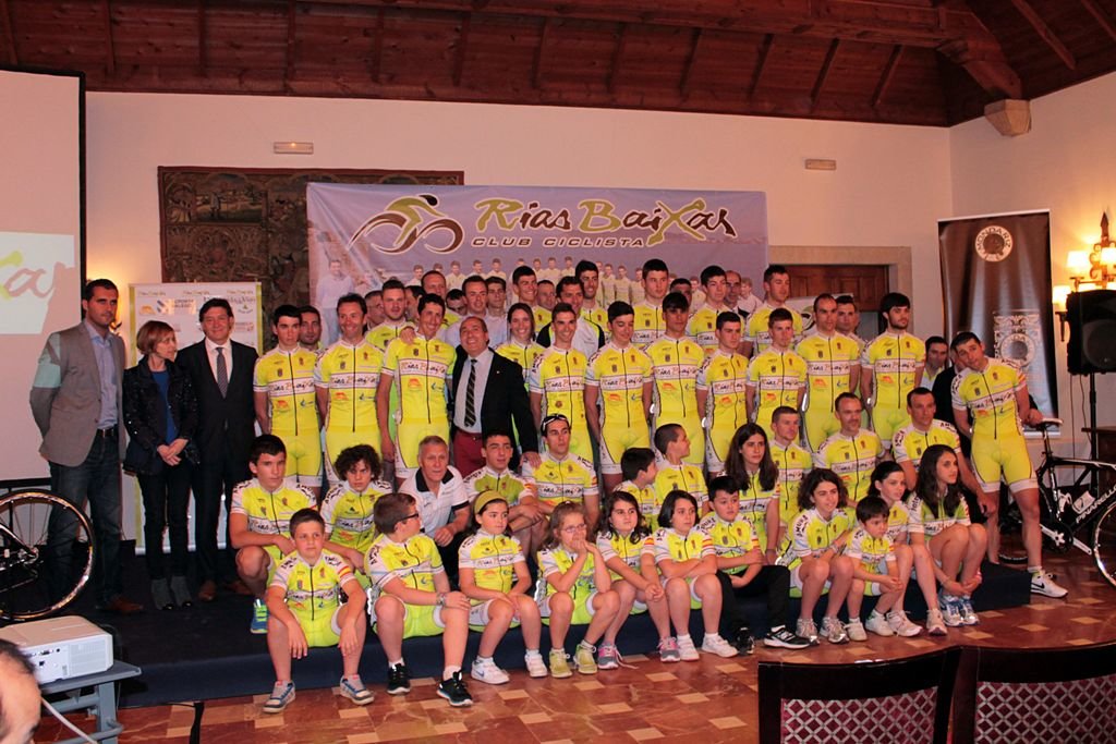 Foto de familia de los diferentes equipos del Club Ciclista Rías Baixas, el viernes en el Parador de Baiona.