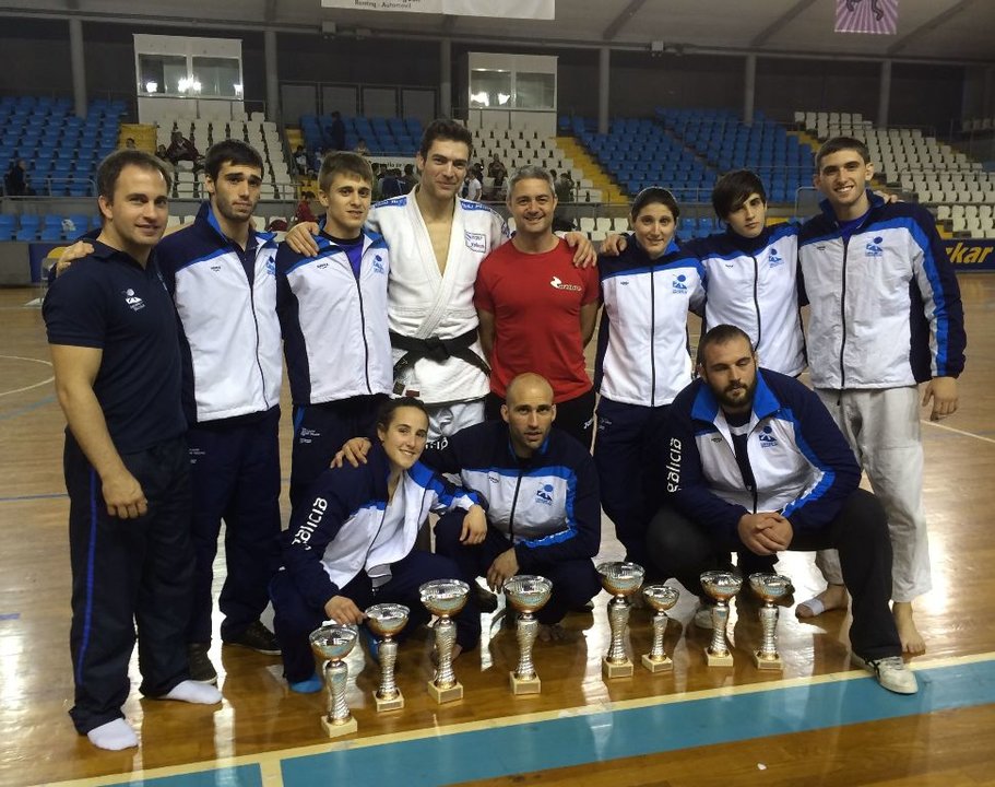 Los judokas del Club Famu de Frutos posan con sus trofeos en Lugo.