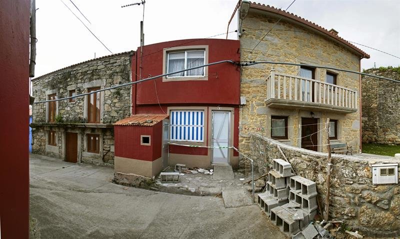 Casa en el lugar de A Regadiña, a escasos metros del centro de Corme, en el municipio coruñés de Ponteceso, donde apareció ayer muerta una mujer de 86 años