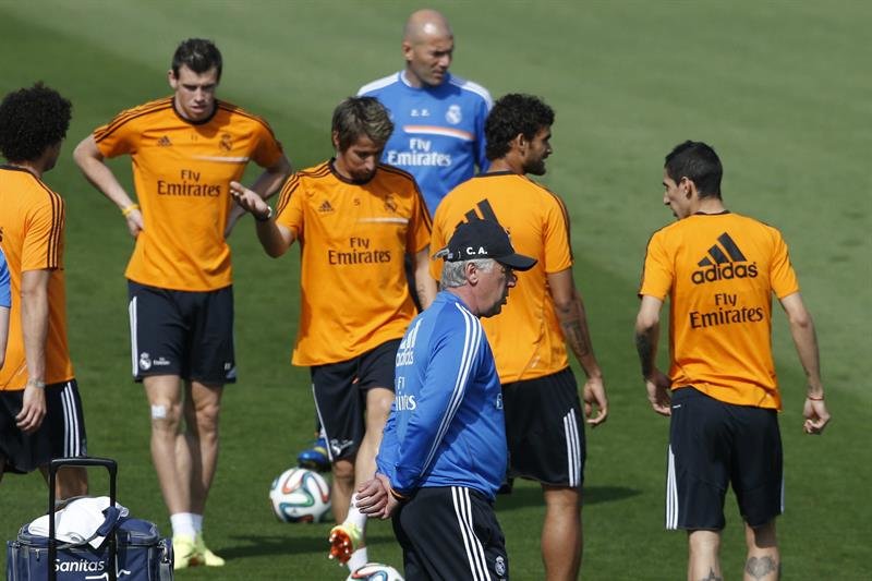 Los jugadores del Real Madrid Garet Bale, Coentrao, Varane y Di María (i-d) junto al técnico del equipo, Carlo Ancelotti (Primer término), y el segundo entrenador, Zinedine Zidane (detrás)