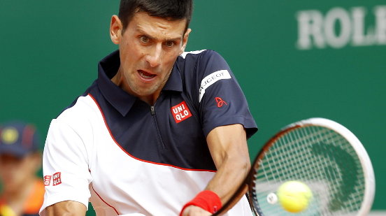 El tenista serbio Novak Djokovic devuelve la bola durante el partido de segunda ronda del torneo de Montecarlo que disputó contra el español Albert Montañés
