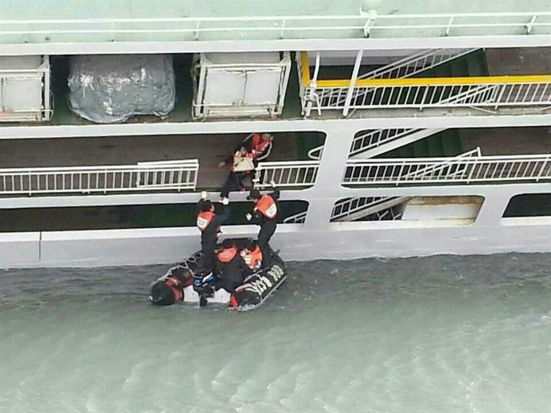  las labores de rescate de los pasajeros de un buque que naufragó en aguas próximas a la isla Jindo (Corea del Sur)