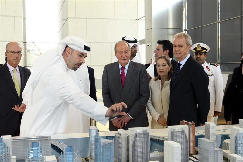  El rey Juan Carlos, junto a la ministra de Fomento, Ana Pastor (2d); y el ministro de Defensa, Pedro Morenés (d), observa una maqueta de la nueva ciudad financiera de Abu Dabi