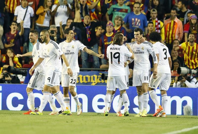 Los jugadores del Real Madrid celebran el gol marcado por su compañero, Gareth Bale, ante el FC Barcelona