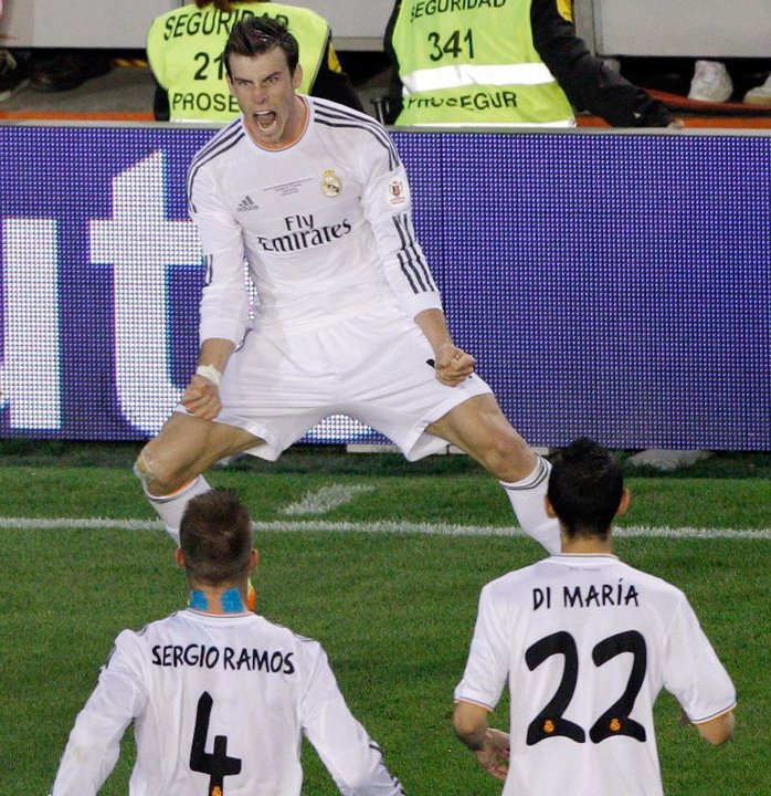 Gareth Bale y Xabi Alonso celebran el segundo y definitivo gol del Real Madrid en la final de ayer contra el Barcelona.