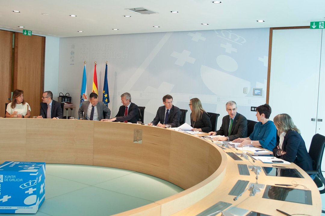 Los miembros del Ejecutivo autonómico, durante la reunión que mantuvieron ayer en Santiago.
