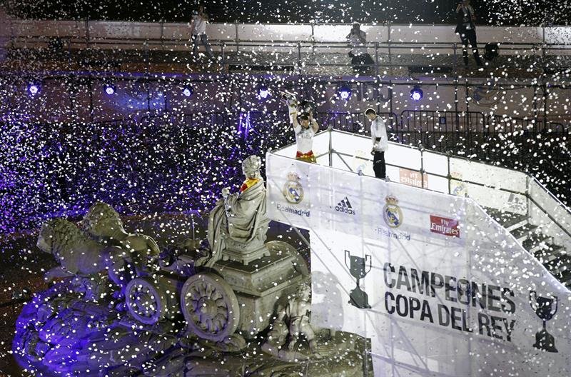 El capitán del Real Madrid Iker Casillas (c), con el trofeo, a su llegada a la madrileña plaza de Cibeles