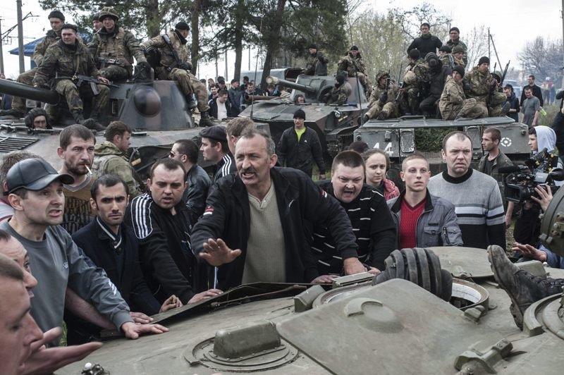 Población prorrusa de Kramatorsk bloquea tanques del Ejército ucraniano.