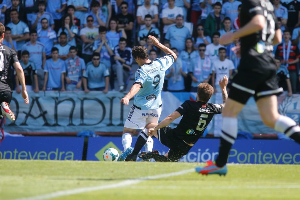 Íñigo Martínez comete sobre Mario Bermejo el penalti que significó el 1-1 del Celta ante la Real Sociedad.