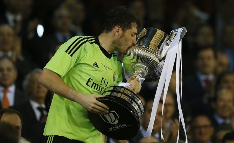  El portero y capitán del Real Madrid Iker Casillas besa el trofeo tras conquistar la Copa del Rey