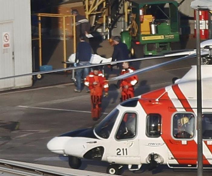 Llegada a la base del puerto de Gijón del tercer cadáver de uno de los marineros fallecidos al volcar el pesquero Mar Nosso