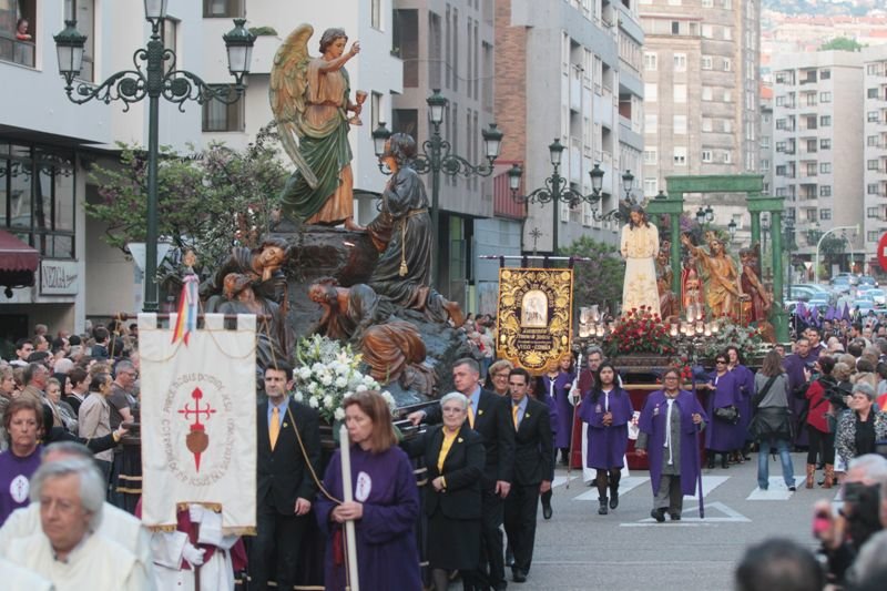 La procesión del Jueves Santo sacó a la calle diez pasos que ilustran desde la última cena hasta la muerte de Jesús en la cruz. Arriba, su salida de Rosalía de Castro.