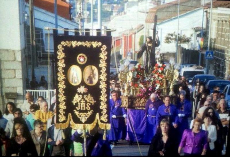 Los cofrades de Teis sacaron en un silencio ceremonial las dos imágenes, el Nazareno y la Dolorosa.