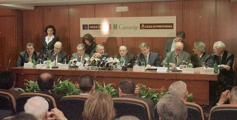 La fusión de las cajas del sur se firmó en Santiago el 15 de marzo de 1999. En la foto Carrera, Campos, Cornejo, Orza, Fraga, Cuiña, Bermúdez, Gayoso y Velasco.