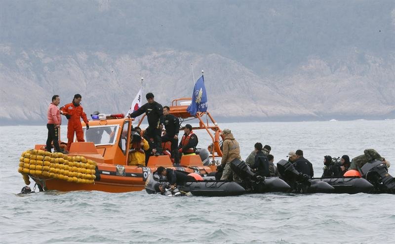 Buzos de la Unidad de Rescate de la Armada surcoreana trabajan en el rescate de víctimas del naufragio del buque Sewol cera de la isla Jindo