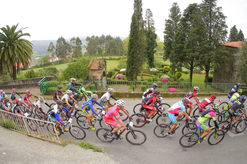Imagen de la salida de la segunda etapa de la Rías Baixas Bike Race, celebrada ayer en el municipio de Ponte Caldelas.