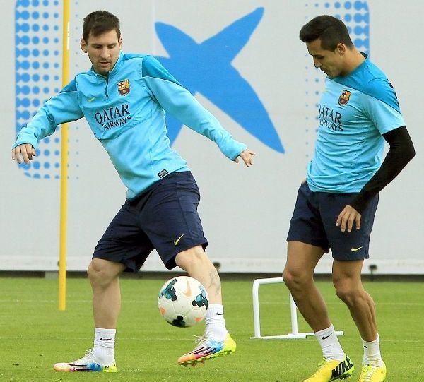 Messi y Alexis Sánchez, durante el entrenamiento de ayer del Barcelona.