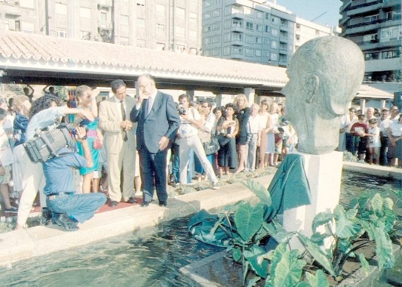 Cela inaugurando su estatua y parque a principios de los noventa con el entonces alcalde Príncipe.