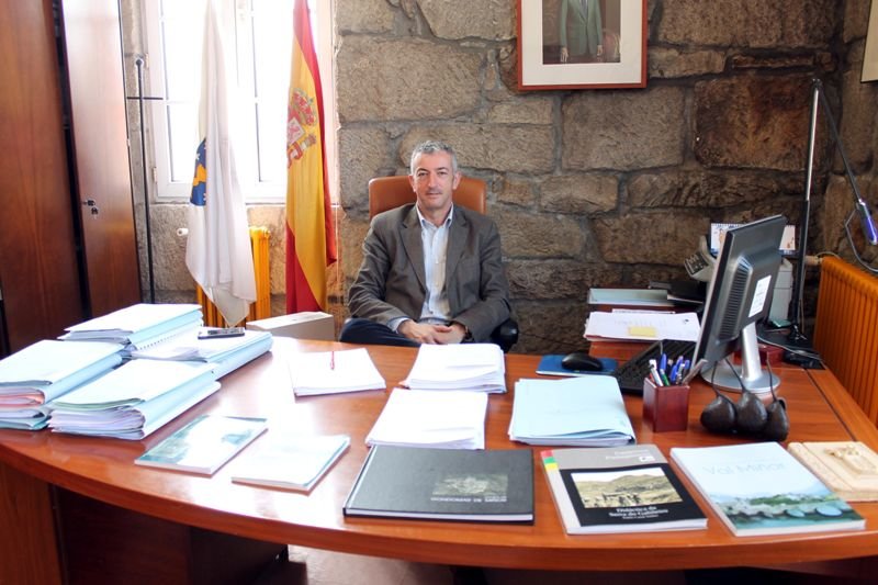 Fernando Guitián Guitián en el despacho de alcaldía de Gondomar, municipio del que es alcalde.