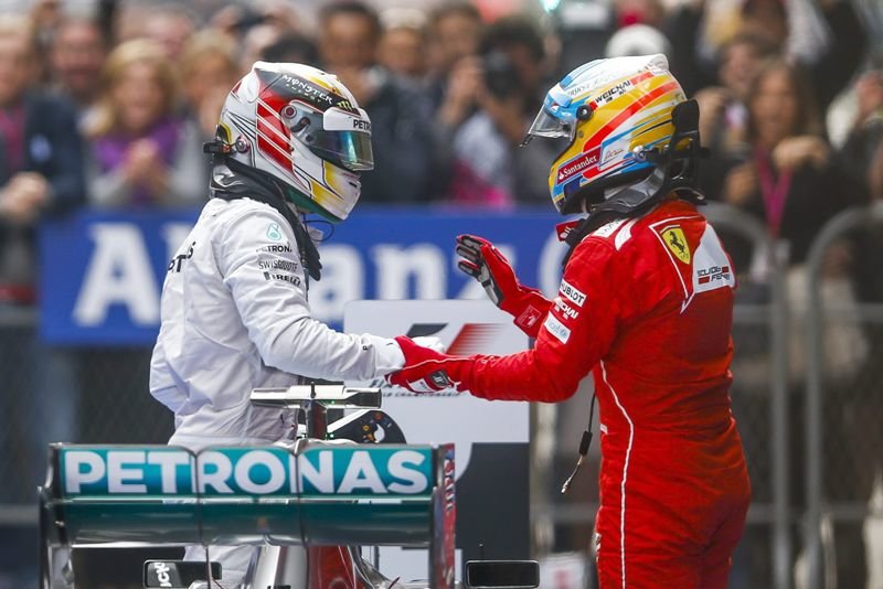 Alonso felicita a Hamilton al final de la carrera.