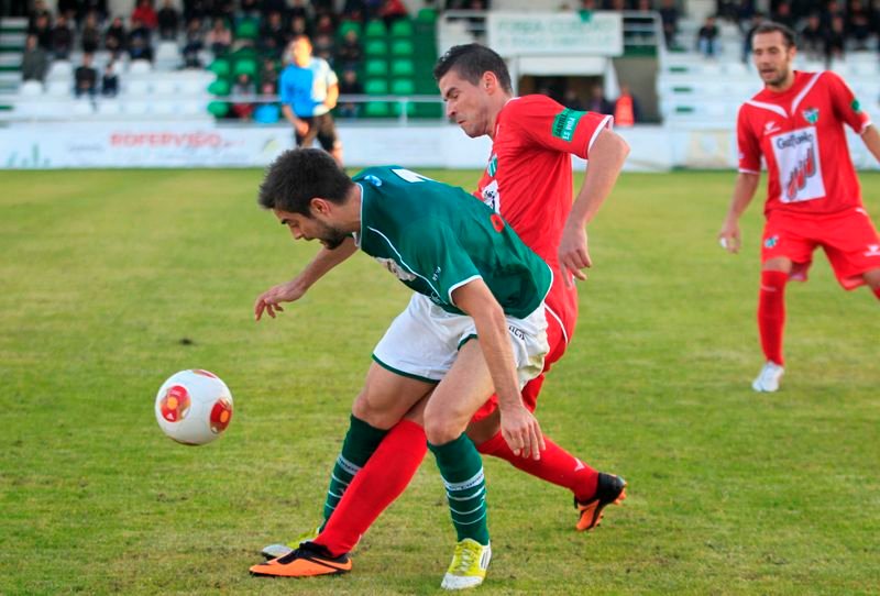 Pedro Vázquez trata de controlar un balón ante un rival en el partido de la primera vuelta contra el Guijuelo, en el campo de O Vao.