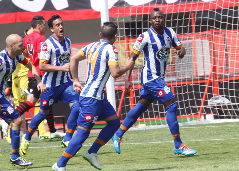 Sissoko celebra junto a sus compañeros su gol de penalti.