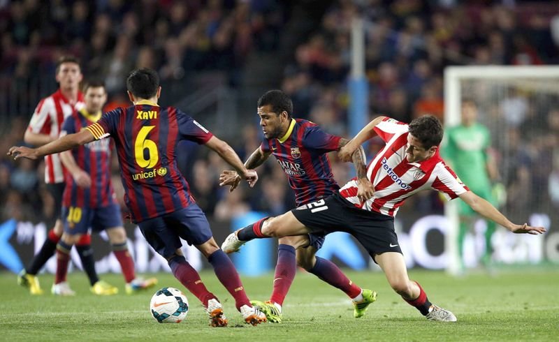 Xavi y Daniel Alves tratan de llevarse el balón ante Ander Herrera durante el partido de ayer en el Camp Nou.
