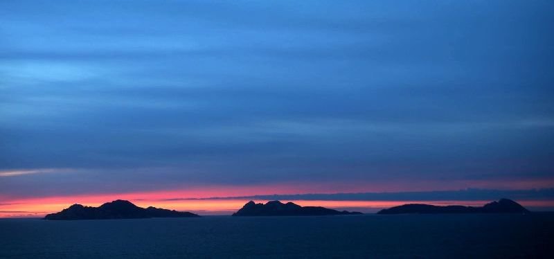 Cíes es escenario de impresionantes puestas de sol donde el azul intenso del cielo se funde con los colores propios del atardecer. 