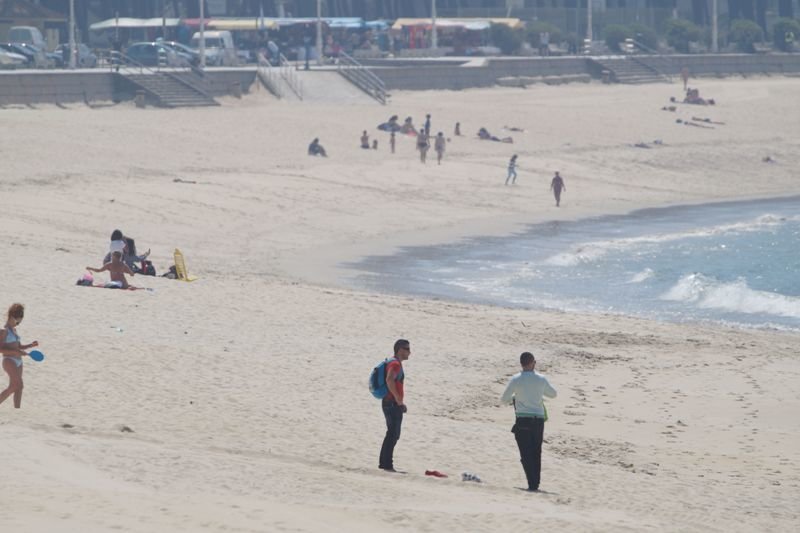 La playa de Samil, durante la pasada Semana Santa, con su característica inclinación y el muro construido en 1970.