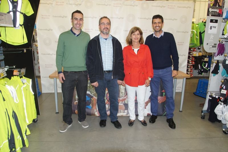Representantes de la Universidad de Vigo y de Unicef presentaron ayer la carrera en la tienda de Decathlon.