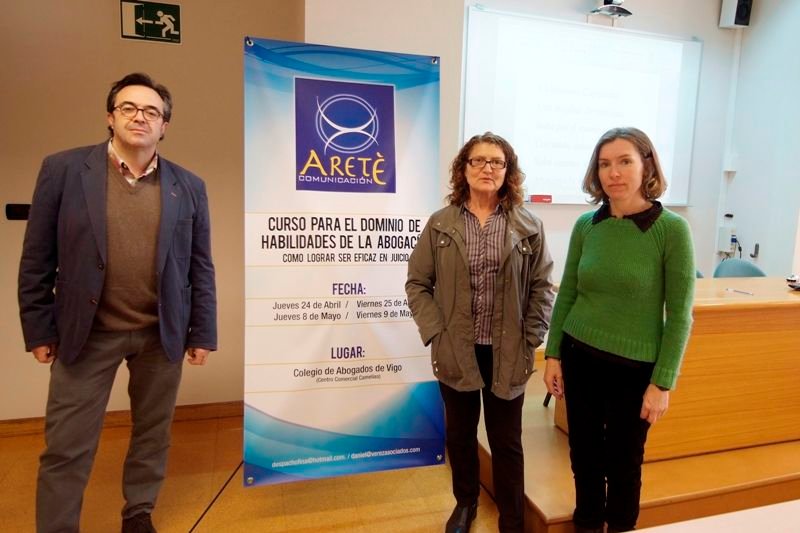David Formoso, Josefina Barros y Eva Vila, ayer en la sede del Colegio de Abogados de Vigo.