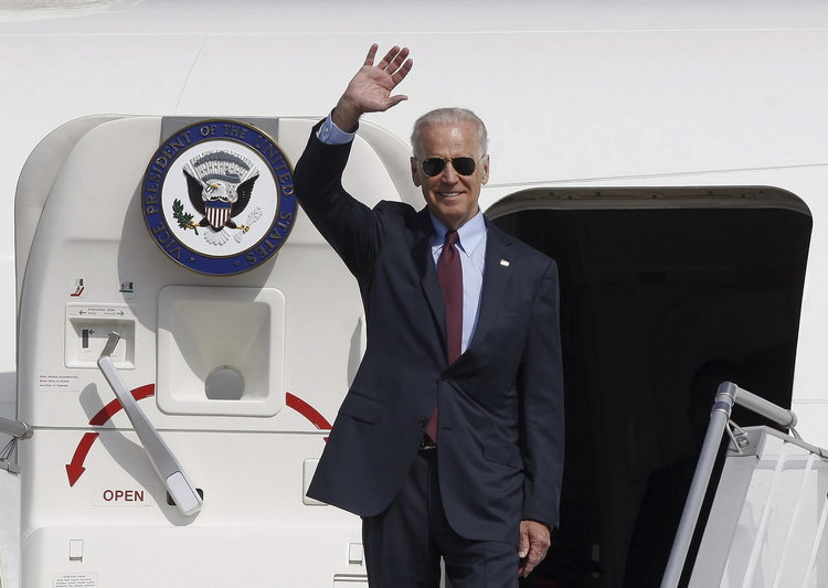 Joe Biden, vicepresidente de Estados Unidos, a su llegada al aeropuerto de Kiev