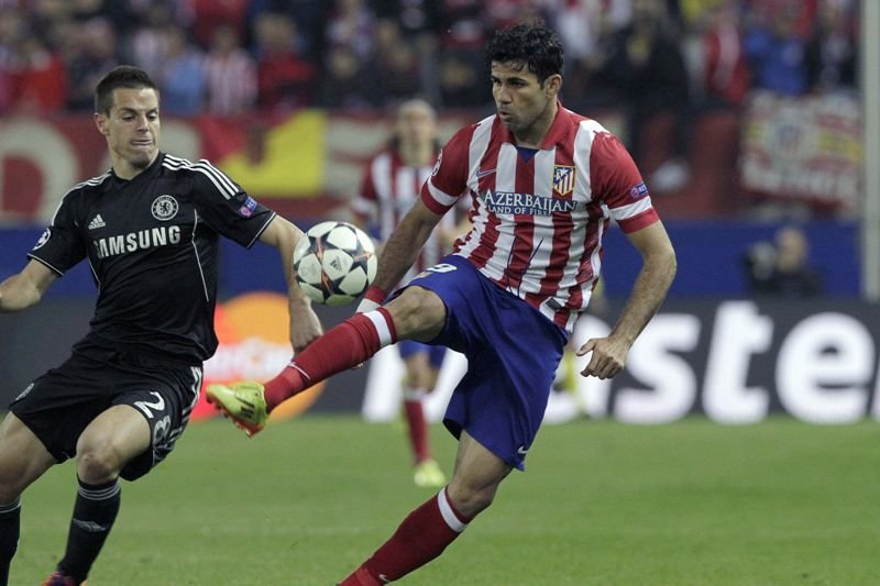 Diego Costa trata de controlar un balón ante la presencia del lateral español Azpilicueta.