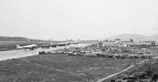 Peinador, el 25 de abril de 1954. El aeropuerto, abarrotado de vehículos y la pista, de aparatos civiles y militares.