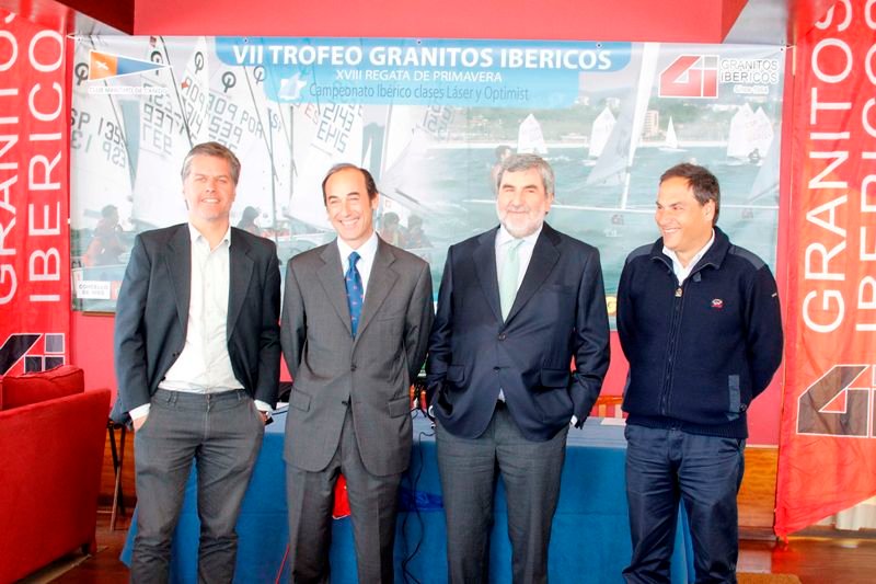 Ramón Ojea, Mauro Olmedo, Vicente Carnero y Emilio Méndez, ayer, en la presentación de la regata.